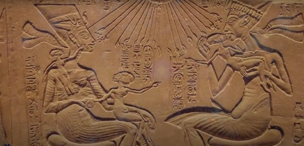 Эхнатон и его жена Нефертити с детьми